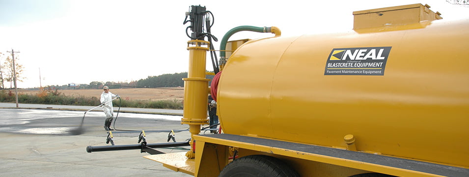 Asphalt sealcoating trailer